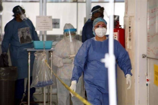 Dice que no se despedirá a médicos contratados en pandemia