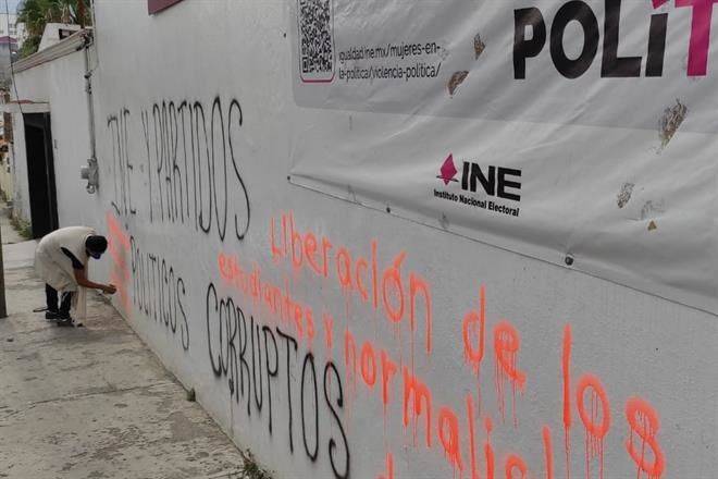 Vandalizan maestros instalaciones del INE en Guerrero