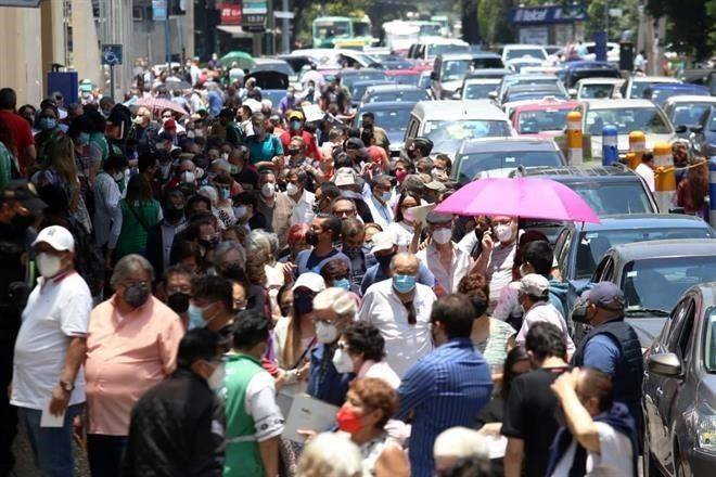 Aplican, entre largas filas, segunda dosis en BJ