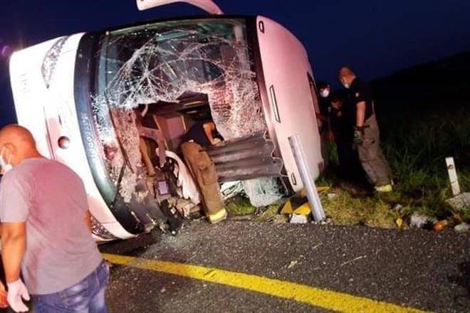 Mueren 9 en volcadura de autobús en Reynosa