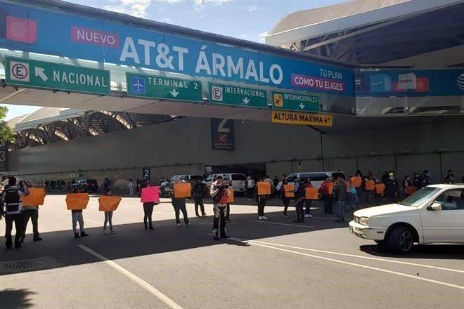 Bloquean padres de niños con cáncer acceso a T1 de AICM