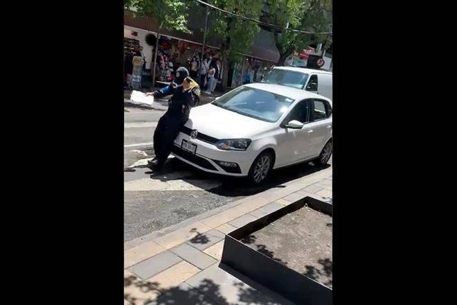 Avanza conductor con agente en cofre y lo detienen