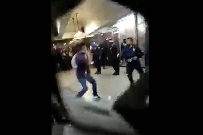 Riñen policías y pasajeros en el Metro Pantitlán