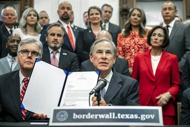Acusan que Gobernador de Texas usa muro para campaña