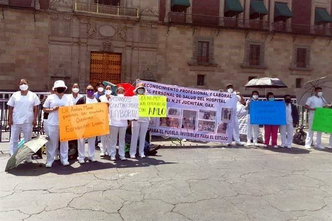 Instalan médicos despedidos plantón frente a Palacio