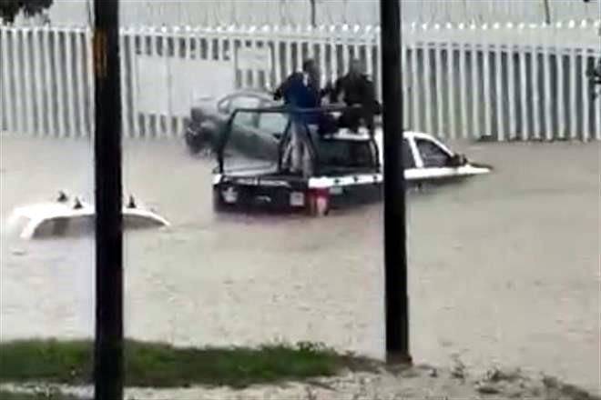 Quedan bajo el agua autos en Edomex