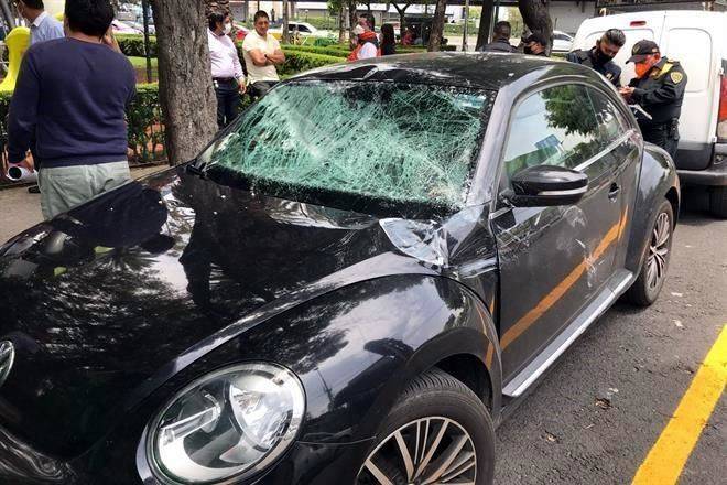 Cae parte de plafón de puente de acceso a Metro y daña autos
