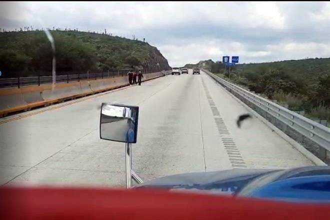 Despojan de camioneta a familia en autopista a Laredo en NL