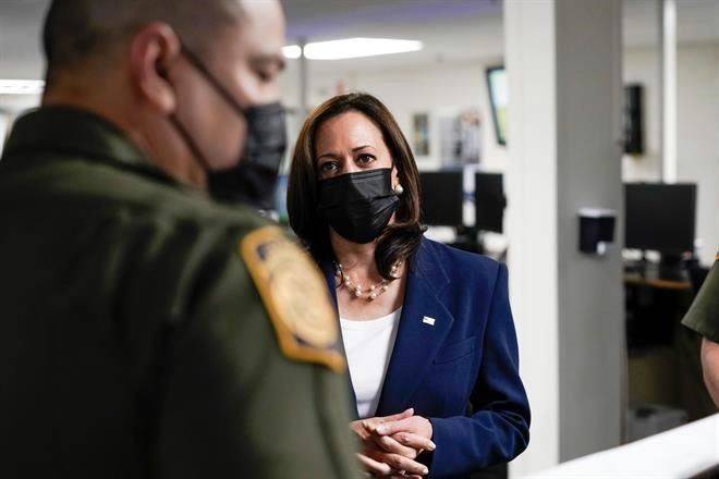 Se reúne Harris con niños migrantes y agentes fronterizos