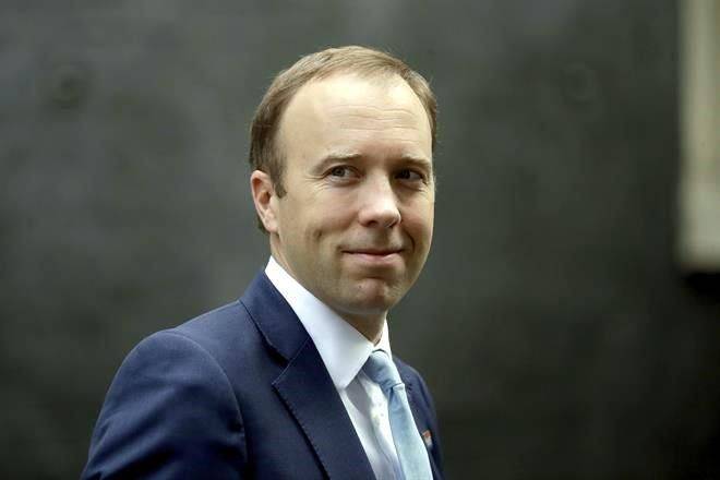 Dimite Ministro de salud de RU tras romper normas de Covid