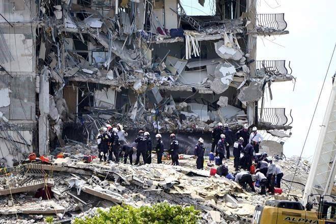 Suman cinco muertos por colapso de edificio en Miami