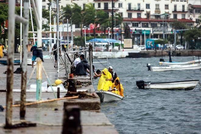 Se degrada ‘Enrique’ a tormenta tropical