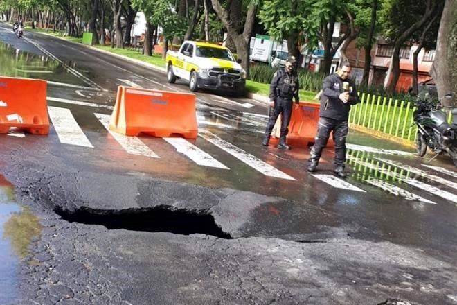 Se abre socavón por megafuga en Miramontes