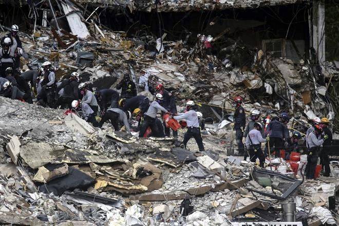 Suman 12 muertes por derrumbe de edificio en Miami