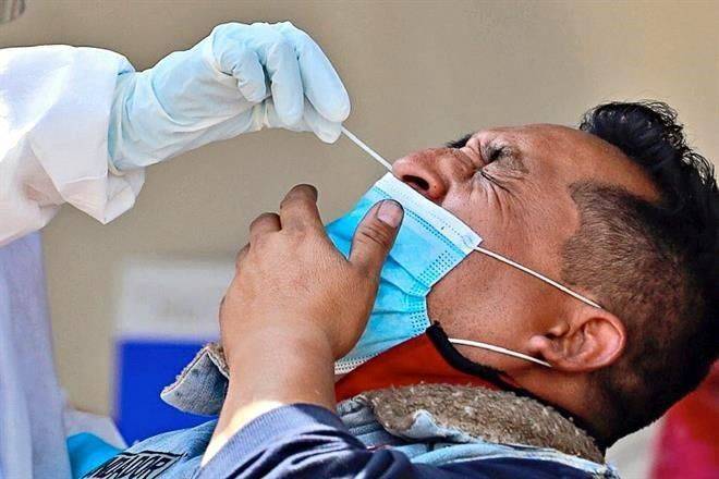 ‘Ayudan’ variantes del virus al repunte de casos