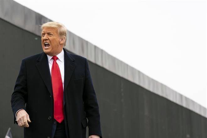 Viaja Trump a frontera con México
