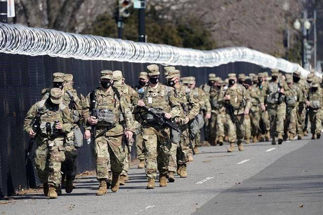 Envían Dakota del Sur y Arkansas soldados a la frontera