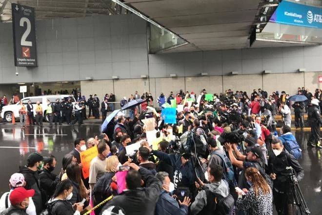 Bloquean padres de niños con cáncer acceso a T1 de AICM