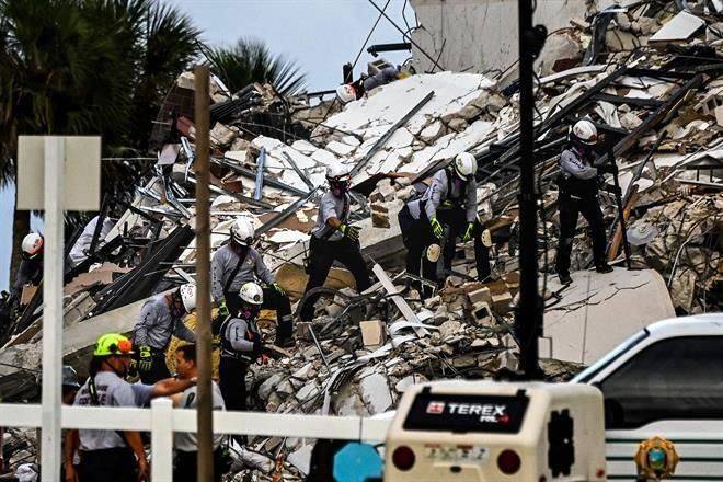 Hallan 4 cuerpos más en colapso de Miami; van 16 muertos