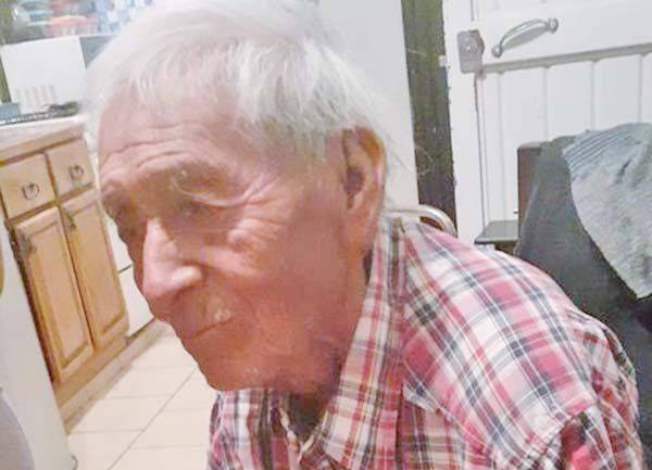 Rescatan a anciano que vivía en bosque