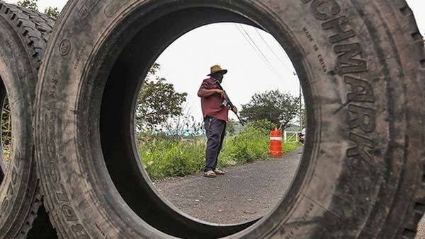 Aguacateros de Michoacán toman armas contra cárteles; «si no luchamos juntos, nos matan»