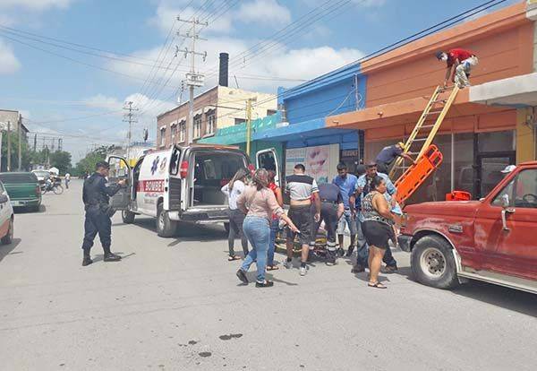 Sufre albañil fuerte  descarga eléctrica
