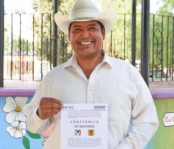 Recibe Beto Villarreal constancia de mayoría