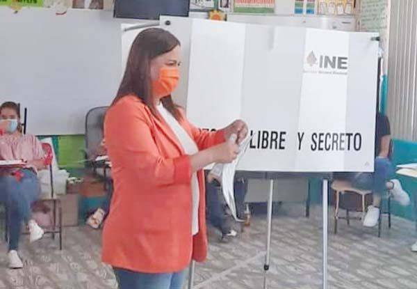 Acude a votar Brenda Flores