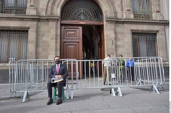 Acude con ‘pruebas’; lo batean en Palacio
