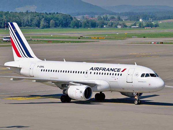 Activan amenaza de bomba en aeropuerto de París; avión es aislado