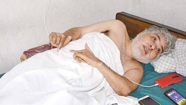 Vive hace 14 años postrado en cama