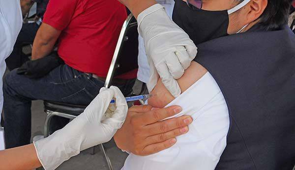 Burlan fila y se vacunan personas menores de 50