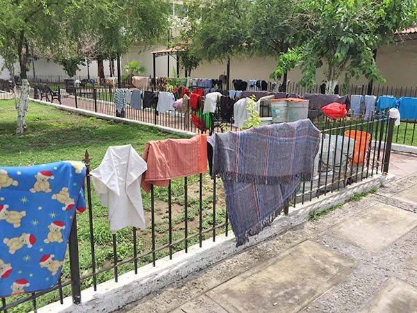 Utilizan jardineras como tendederos