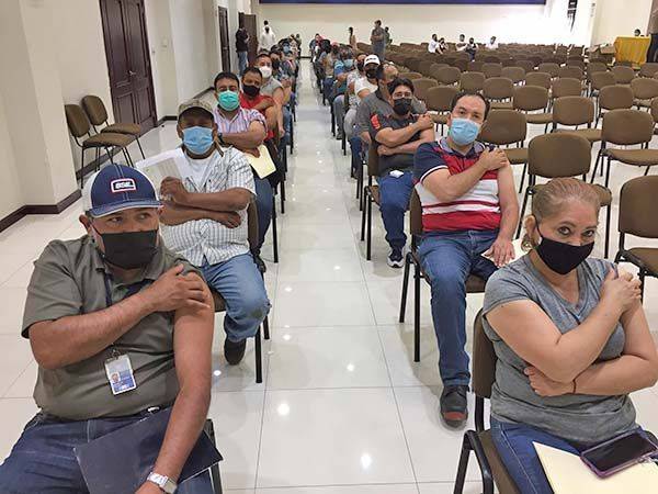 Aplican vacuna a 600 trabajadores de AHMSA