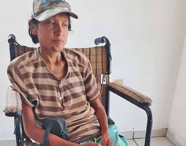 Intenta quitarle casa a mujer discapacitada
