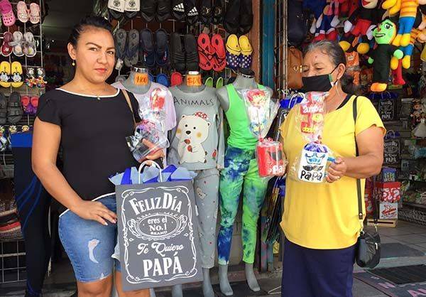 Abarrotan comercios; buscan el mejor regalo