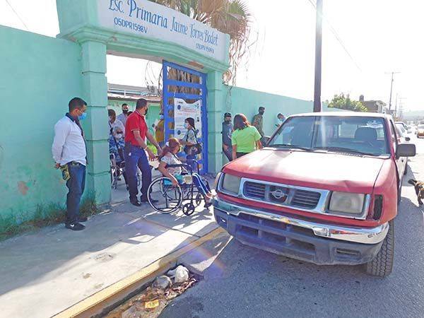 En silla de ruedas acuden a votar, pero les estorban