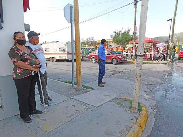 Llegan tarde a módulos por fallas en transporte