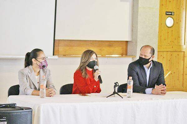 Capacita Secretaría a artistas y creadores
