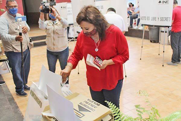Vota Diana Haro junto a su familia