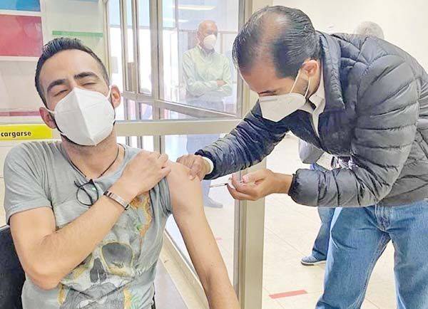 Vacunan contra Covid a pacientes con esclerosis