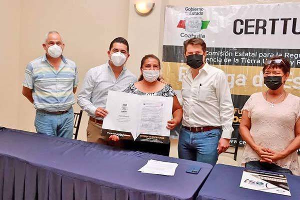 Encabeza Julio Long entrega de escrituras