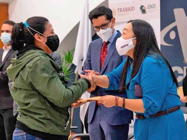Entregan contratos y pasajes a 250 mexicanos que van a trabajar a Canadá