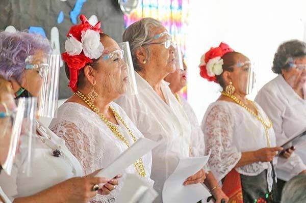 Festejan a padres en centros asistenciales