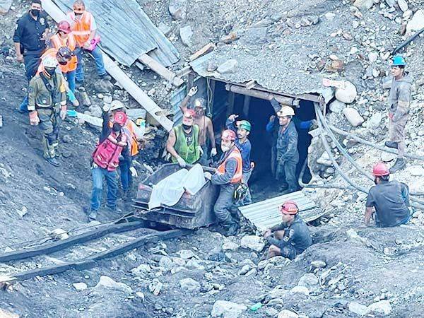 RESCATAN A DOS MINEROS SIN VIDA