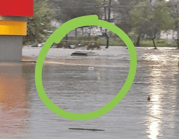 Familia rescata a abuelitos que quedaron atrapados en inundación
