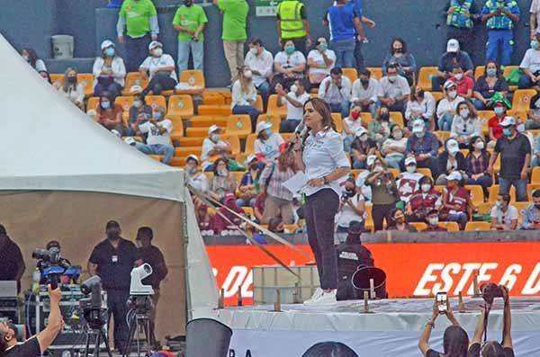 Clara Luz cierra campaña con la ausencia de militancia del PT