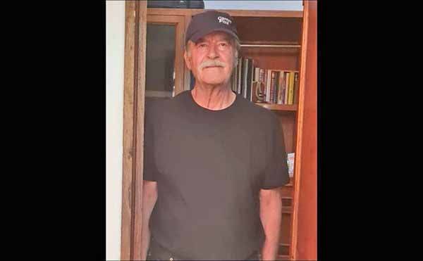 Vicente Fox sale a votar vestido de negro