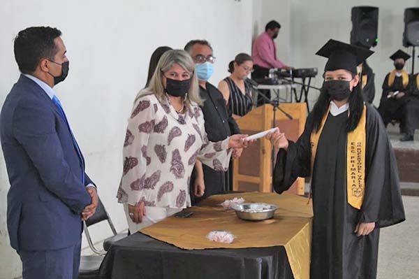 Felicita Gladys Ayala a graduados de primaria
