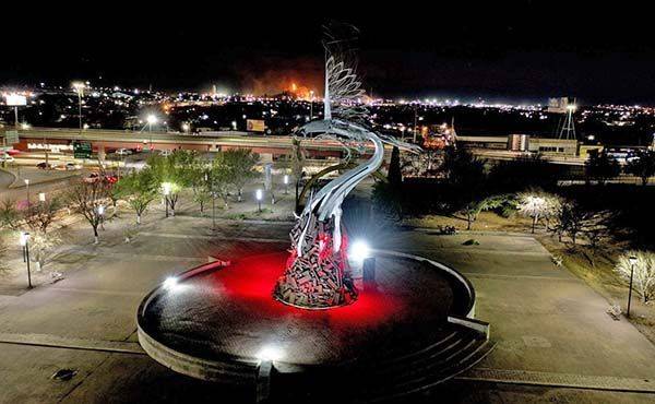 Embellecen e iluminan alrededor de Ave Fénix